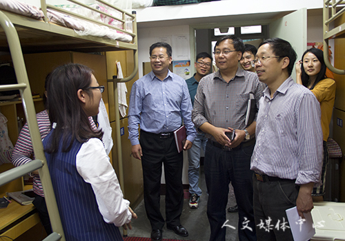 冯尚申副书记指导tyc41183太阳成集团文明寝室建设工作